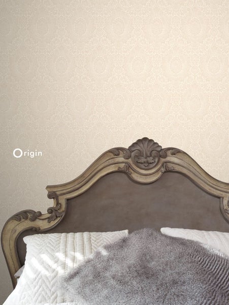 Schlafzimmer mit gemusterter Tapete und Bett