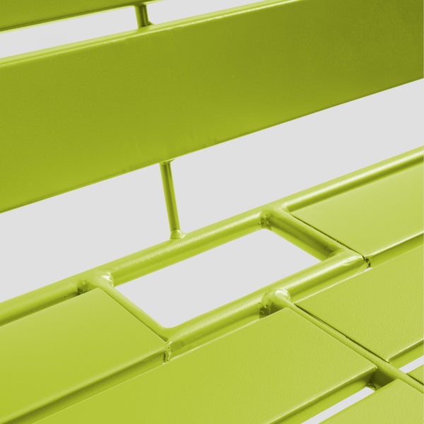 Detailaufnahme einer grünen Gartenbank aus Metall mit flachen Latten und integriertem Griff.