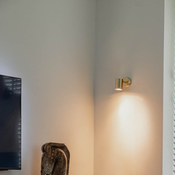 Wandleuchte im Interieur mit Dekoration und Fernseher.