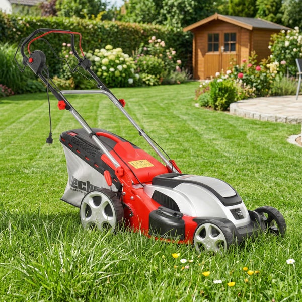 Elektrischer Rasenmäher in einem hellen, gepflegten Garten mit Blumenbeeten und einem Gartenhaus aus Holz.