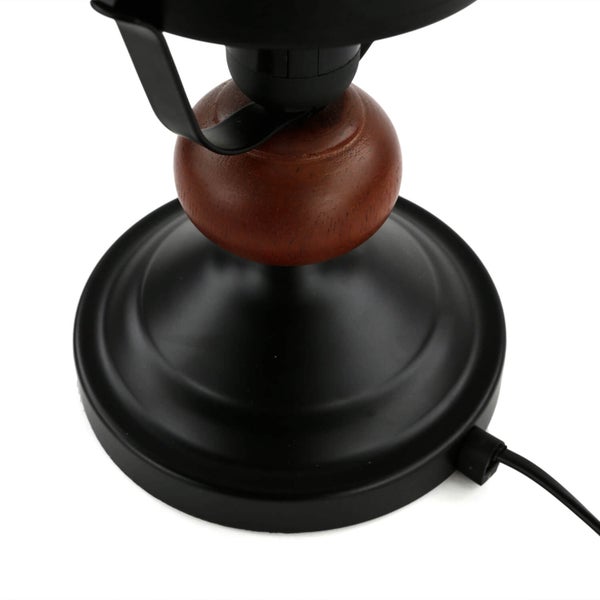 Detailansicht einer Tischleuchte mit Holzapplikation und schwarzem Lampenfuß.