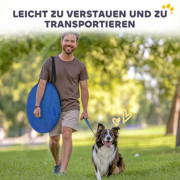 Ein Mann geht mit seinem Hund im Park spazieren und trägt ein zusammengefaltetes blaues Produkt in einer Tasche über der Schulter.