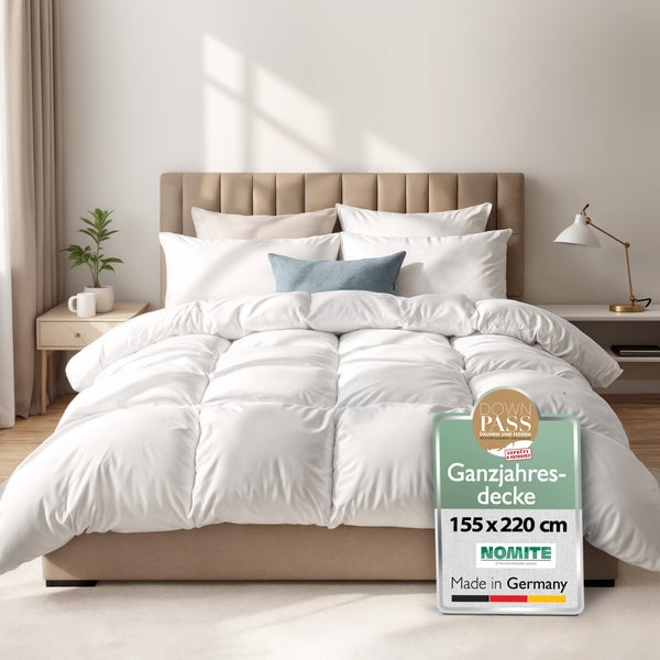 Weiße Ganzjahresdaunendecke 155 mal 220 Zentimeter mit Down Pass und Nomite Zertifizierung für Allergiker in einem modern eingerichteten Schlafzimmer.