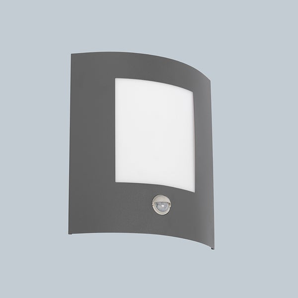 Wandleuchte mit Bewegungsmelder, gewölbtes Design in Anthrazit mit weißer rechteckiger Lichtfläche.
