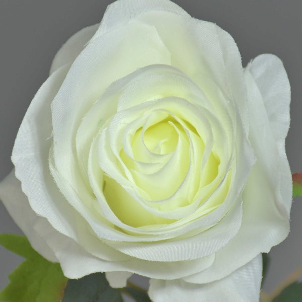Künstliche Rose aus Stoff in Weiß für Dekorationen.
