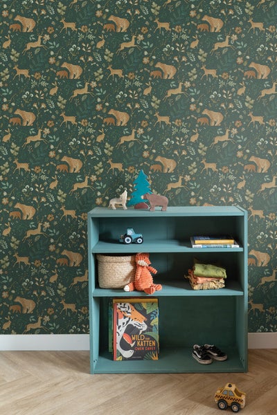 Kinderzimmer mit grüner Tapete mit Tiermotiven, blauem Regal und Spielzeug