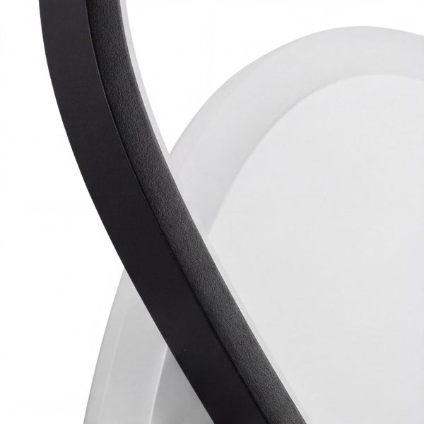 Detailansicht einer modernen Leuchte mit schwarzem strukturiertem Metallrahmen und weißem Diffusor.