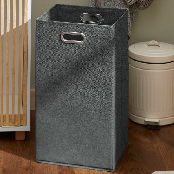 Grauer Wäschesammler aus Stoff mit Griffen im Badezimmer