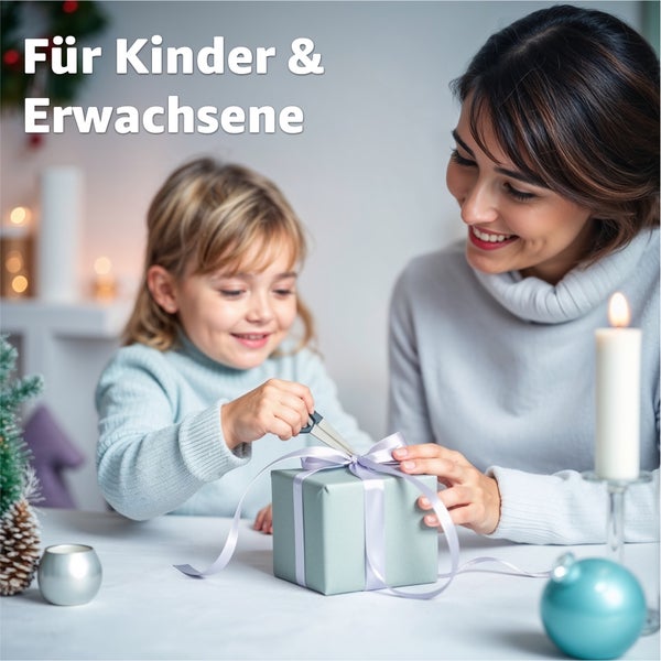 Mutter und Kind verpacken ein Geschenk für Kinder und Erwachsene