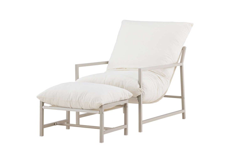 Garten-Loungesessel mit Hocker, Gestell aus Aluminium mit hellen Polstern.