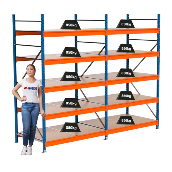 Belastbares Schwerlastregal mit sechs Regalböden, jeweils mit 850 Kilogramm belastbar.