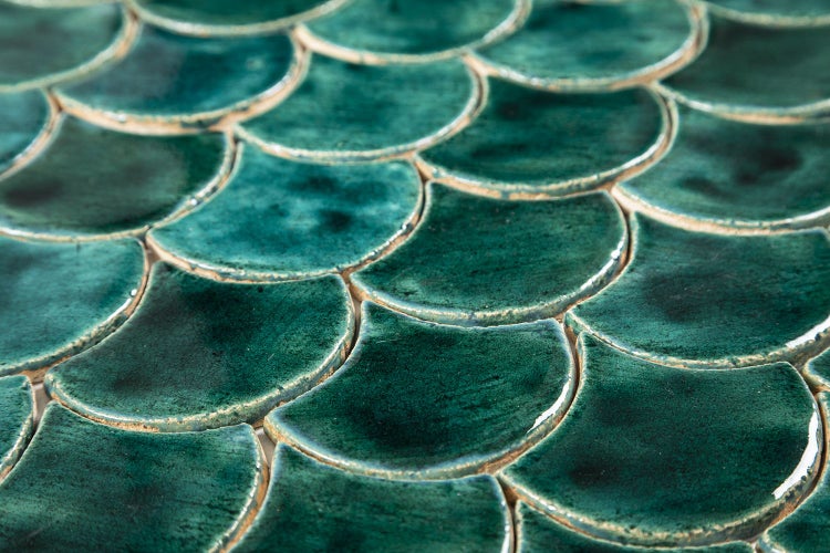 Nahaufnahme von grünen Keramikfliesen in Schuppenform