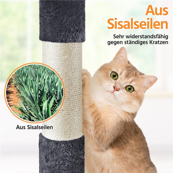 Katze an einem Kratzbaum mit Sisalseilen