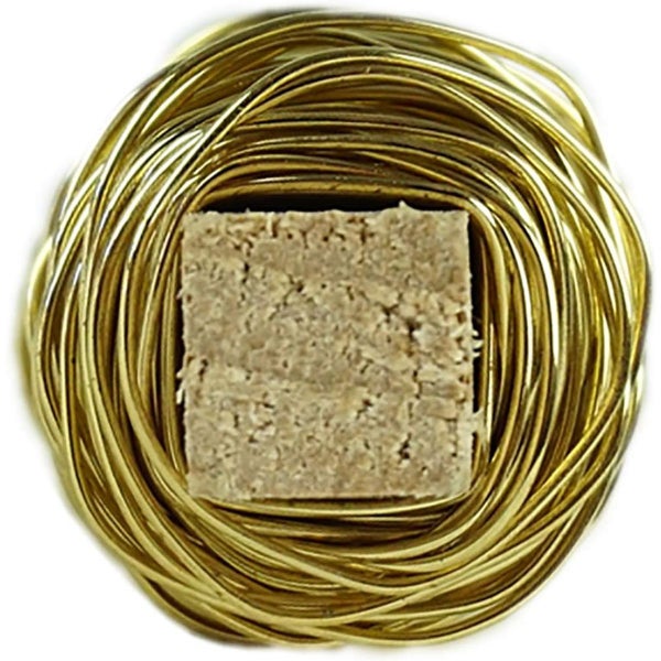 Quadratische Pfostenkappe aus verzinktem Metall in Pyramidenform mit zwei vorgebohrten Schraublöchern und zwei Schrauben für langjährigen Schutz.