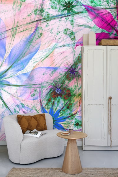 Raumgestaltung mit blumiger Tapete, Sessel, Beistelltisch und Schrank