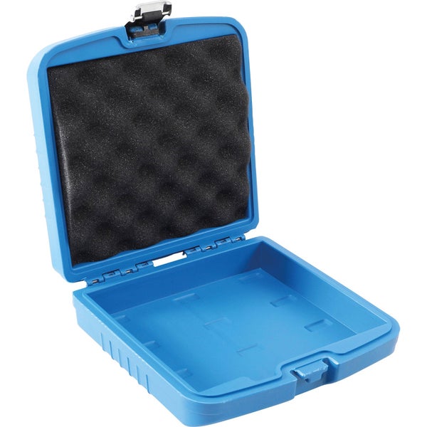 Geöffneter blauer Kunststoffkoffer mit Schaumstoffeinlage im Deckel und leerem Fach.