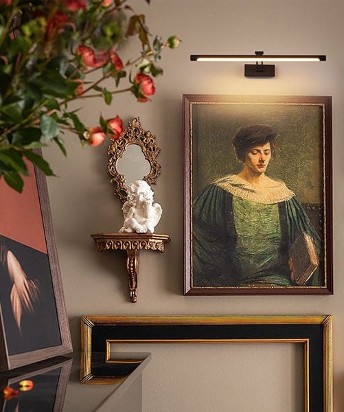 Wanddekoration mit Gemälde, Wandleuchte, Spiegel und Skulptur für ein stilvolles Ambiente