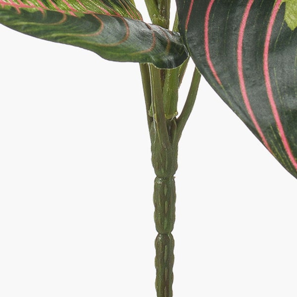Künstliche Pflanze mit dunkelgrünen Blättern mit rosa Streifen und grünem Stiel.