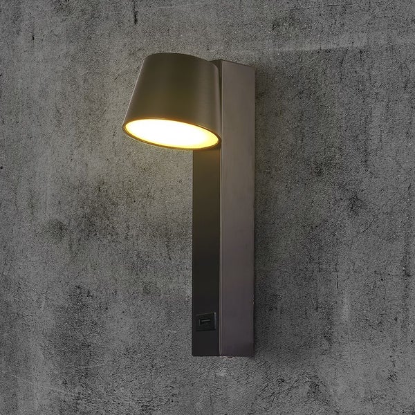 Wandleuchte mit USB-Anschluss an einer Betonwand