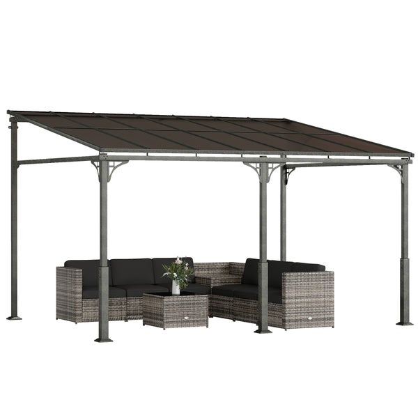Moderne Terrassenüberdachung mit grauem Metallgestell und getöntem Dach auf einer Holzterrasse. Familie grillt unter der hellen Überdachung.