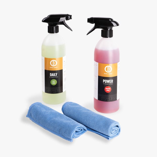 Beefer Original Reinigungsset mit Daily Fettlöser, Power Krustenlöser und zwei blauen Mikrofasertüchern für die Grillreinigung.