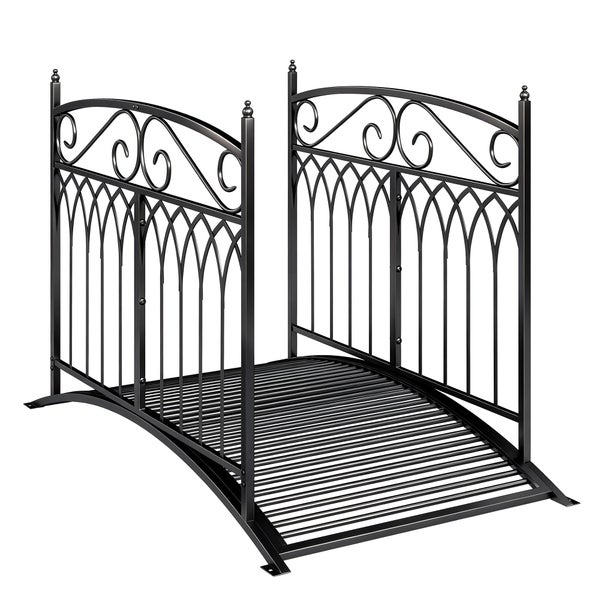 Schwarze Gartenbrücke aus Metall mit verzierten Geländern und Bogenform.