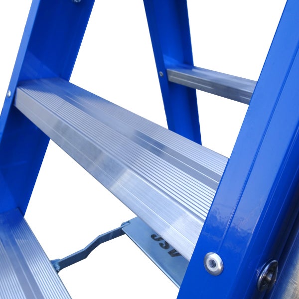 Detailaufnahme einer blauen Leiter mit Aluminiumstufen
