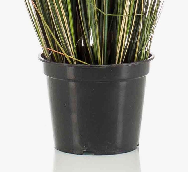 Künstliches Lampenputzergras in einem dunkelgrauen runden Pflanztopf.
