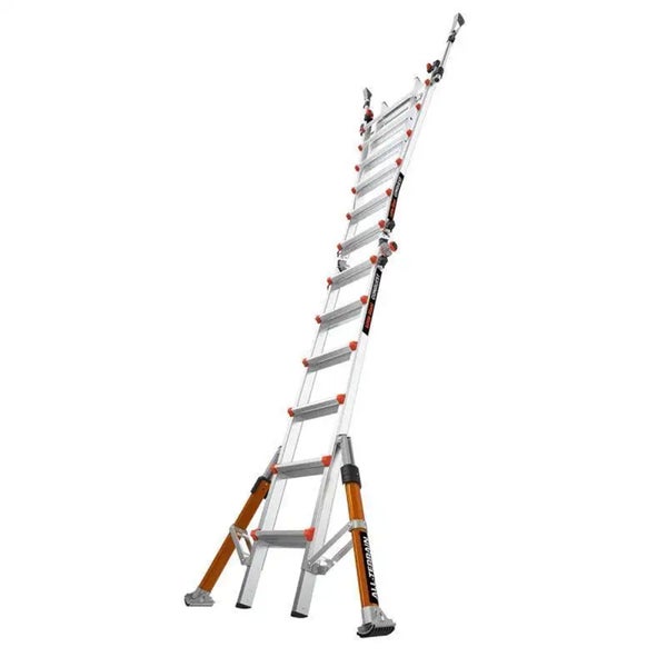 Little Giant Conquest All-Terrain Mehrzweckleiter aus Aluminium mit nivellierbaren Standfüßen in ausgezogener Form.