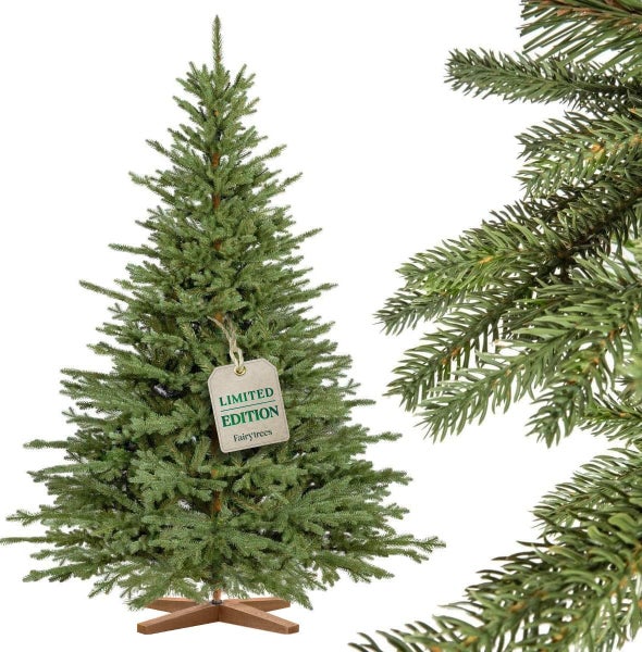 Künstlicher Weihnachtsbaum von Fairytrees mit realistischen Nadeln und Holzständer in Limited Edition Ausführung