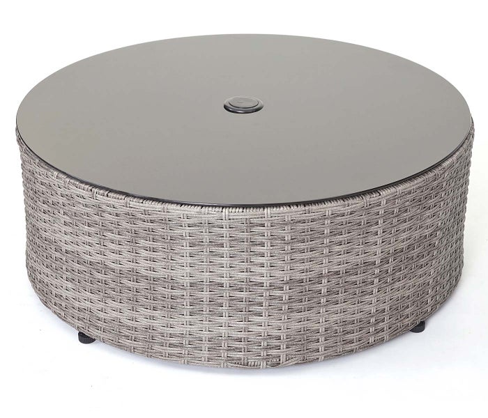 Runder Couchtisch für den Außenbereich mit einem Gestell aus Polyrattan-Geflecht und einer dunklen Glasplatte.