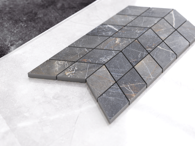 Dunkelgraue Mosaikfliese in Rautenform mit Marmor-Optik und hellen Adern.