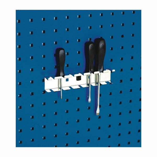 Klemmhalter für Werkzeuge an einer Lochwand aus Metall mit drei Schraubendrehern.