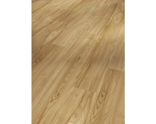 Verlegtes Laminat mit Holzoptik.