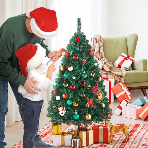 Geschmückter Weihnachtsbaum mit Geschenken, Vater und Kind