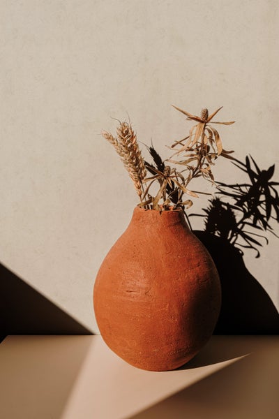 Strandkorb im Garten mit Champagnerkühler und Accessoires