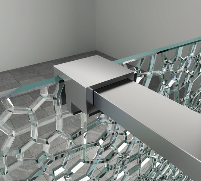 Detailansicht einer Duschkabine mit Glasmosaik und silberfarbenen Metallrahmen