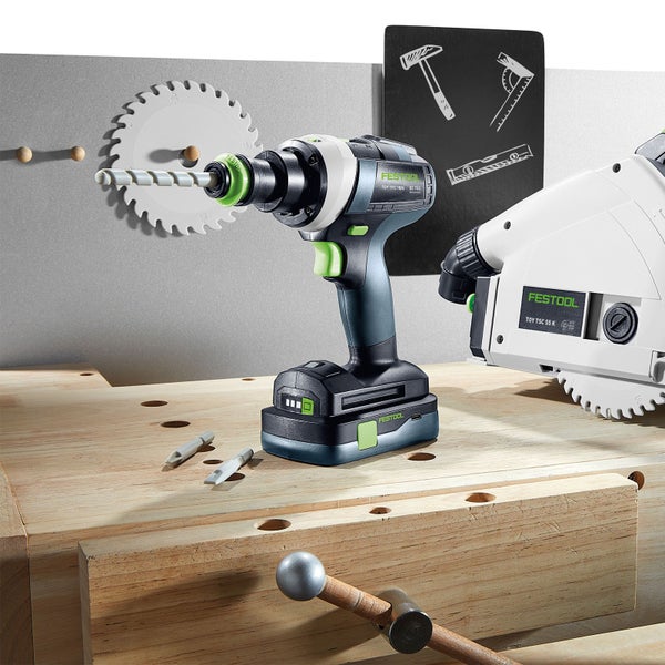 Akkuschrauber mit Bohrer, Sägeblatt und Kreissäge von Festool auf einer Werkbank.