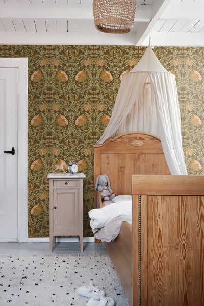 Schlafzimmer mit floraler Tapete, Holzbett und Nachttisch