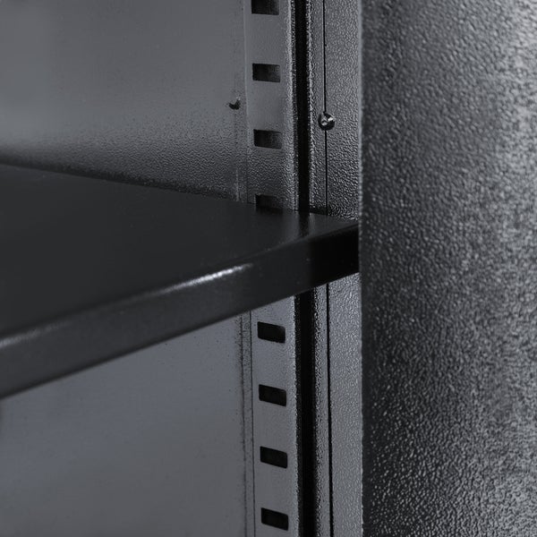 Detailansicht eines Regals mit Fachboden