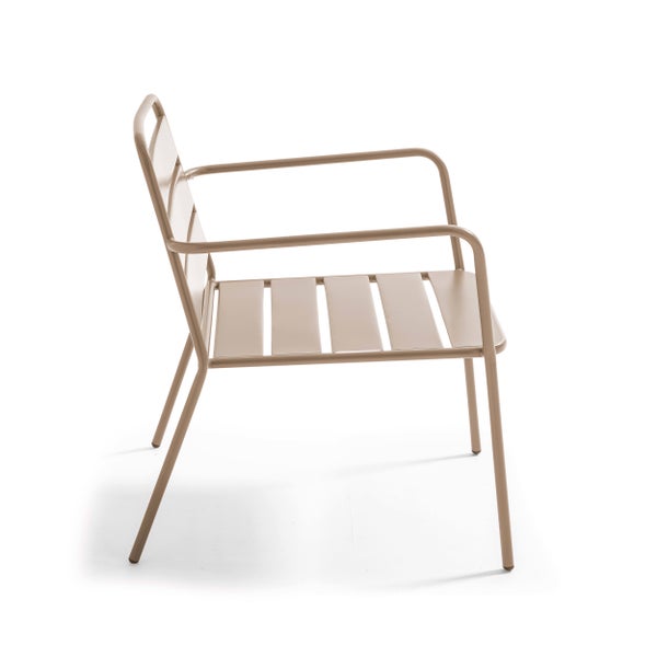 Gartenstuhl mit Armlehnen aus Metall in Beige mit Lattenoptik, Seitenansicht.