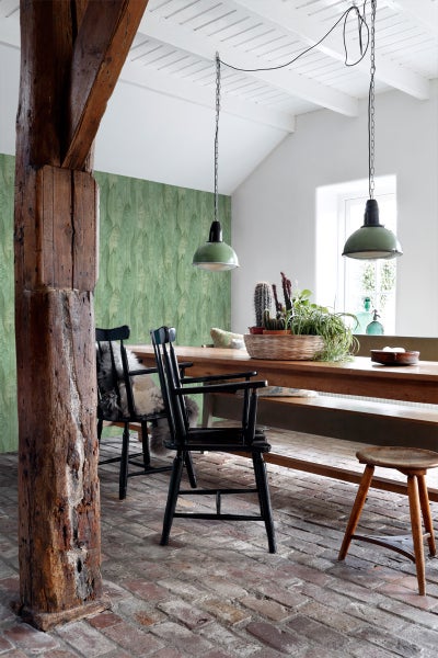 Helles Esszimmer mit Holztisch, Stühlen, Bank, Hocker und Pendelleuchten