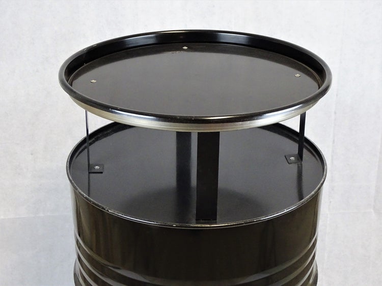 Fasstisch als Stehtisch aus einem Metallfass mit aufgesetzter Ablagefläche