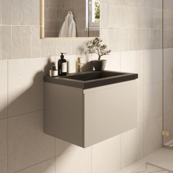 Moderner wandhängender Waschtischunterschrank mit schwarzem Waschbecken und goldener Armatur vor gefliester Wand.