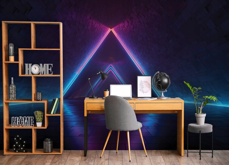 Arbeitszimmer mit Schreibtisch, Stuhl, Regal und Dekorationsartikeln vor einer futuristischen Tapete