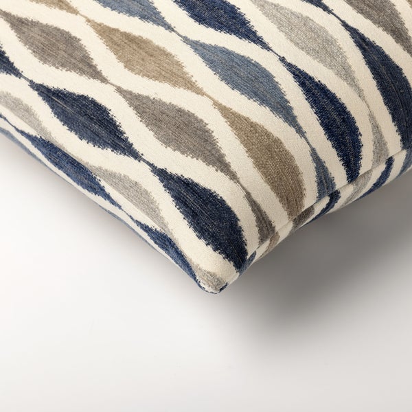 Dekokissen mit abstraktem Muster