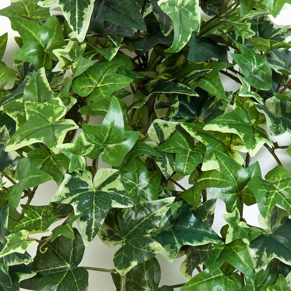 Künstlicher Magnolienzweig mit rosa Blüten und Knospen für die Innendekoration.