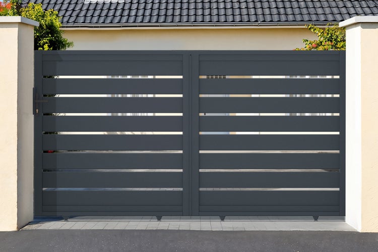 Graues Gartentor mit horizontalen Streben zwischen zwei Pfeilern