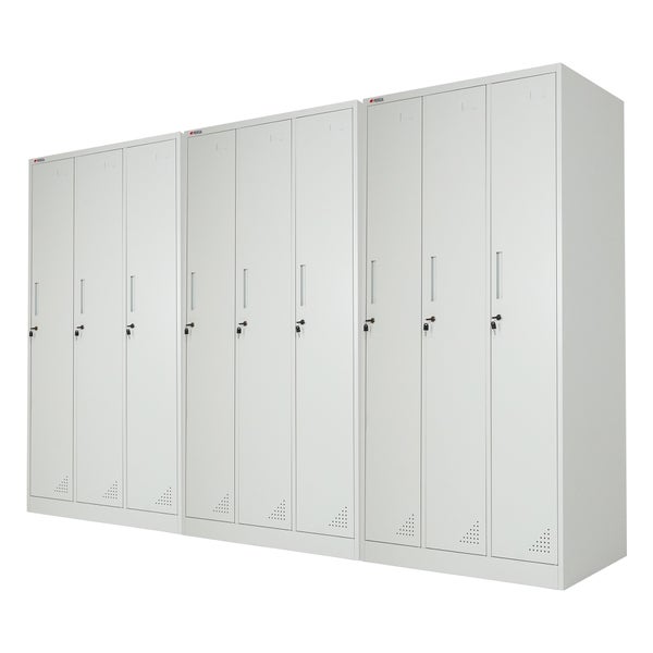 Neun Metallschränke in drei Sektionen mit abschließbaren Türen, Schlüsseln und Lüftungslöchern. Proregal Logo.