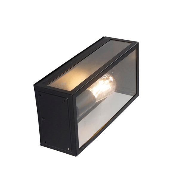 Rechteckige Außenwandleuchte aus schwarzem Metall mit Glaseinsätzen und leuchtendem Filament-Leuchtmittel.